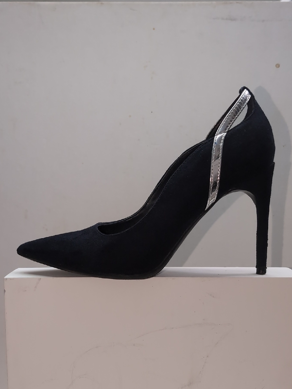 Classic Marc Fisher Black Pointed Toe Stiletto Pump with Silver Accent Size 5.5M